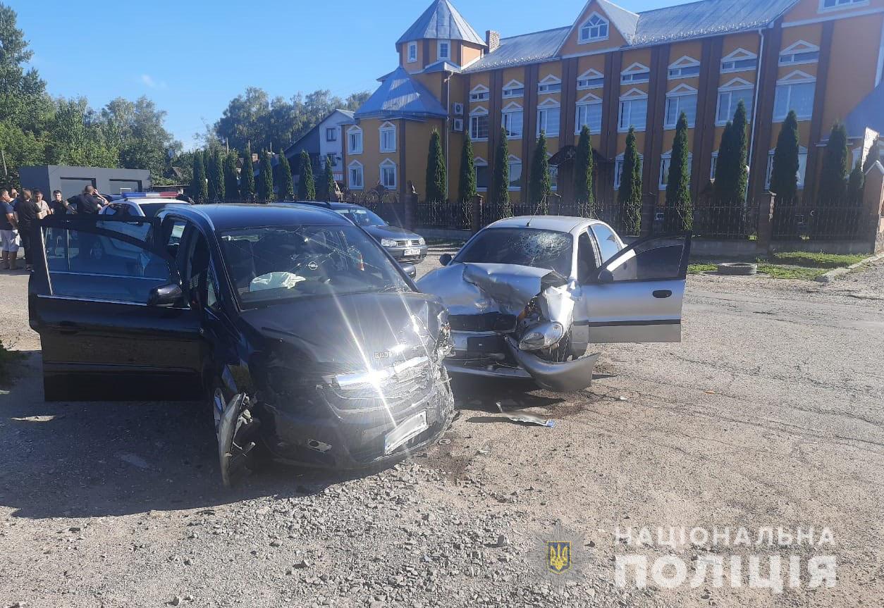 На Самбірщині водій, щоб уникнути зіткнення з порушником, потрапив у ДТП: четверо травмованих