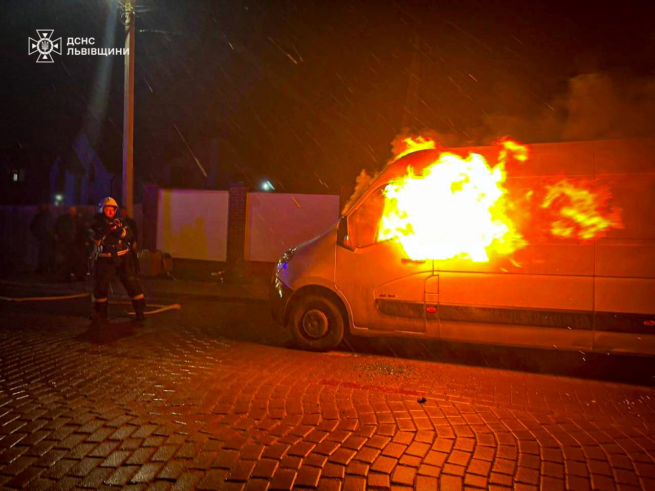 На Львівщині авто спалахнуло під час руху: що залишилось від "Renault" (фото)