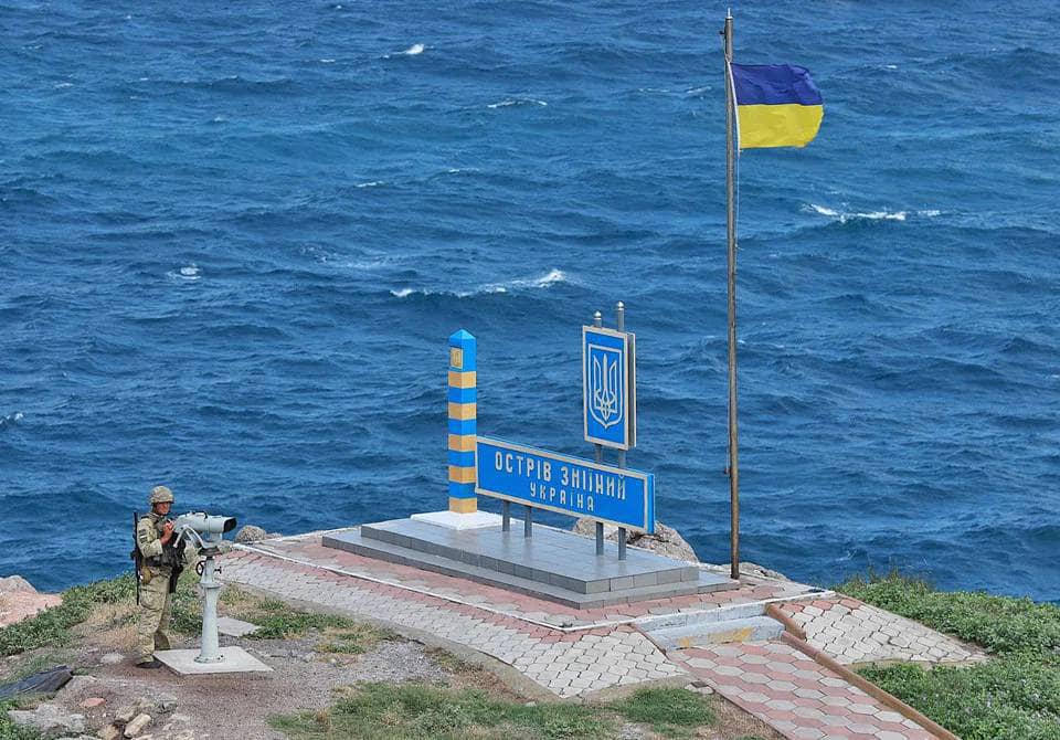 Операція завершена: на острові Зміїний встановили український прапор