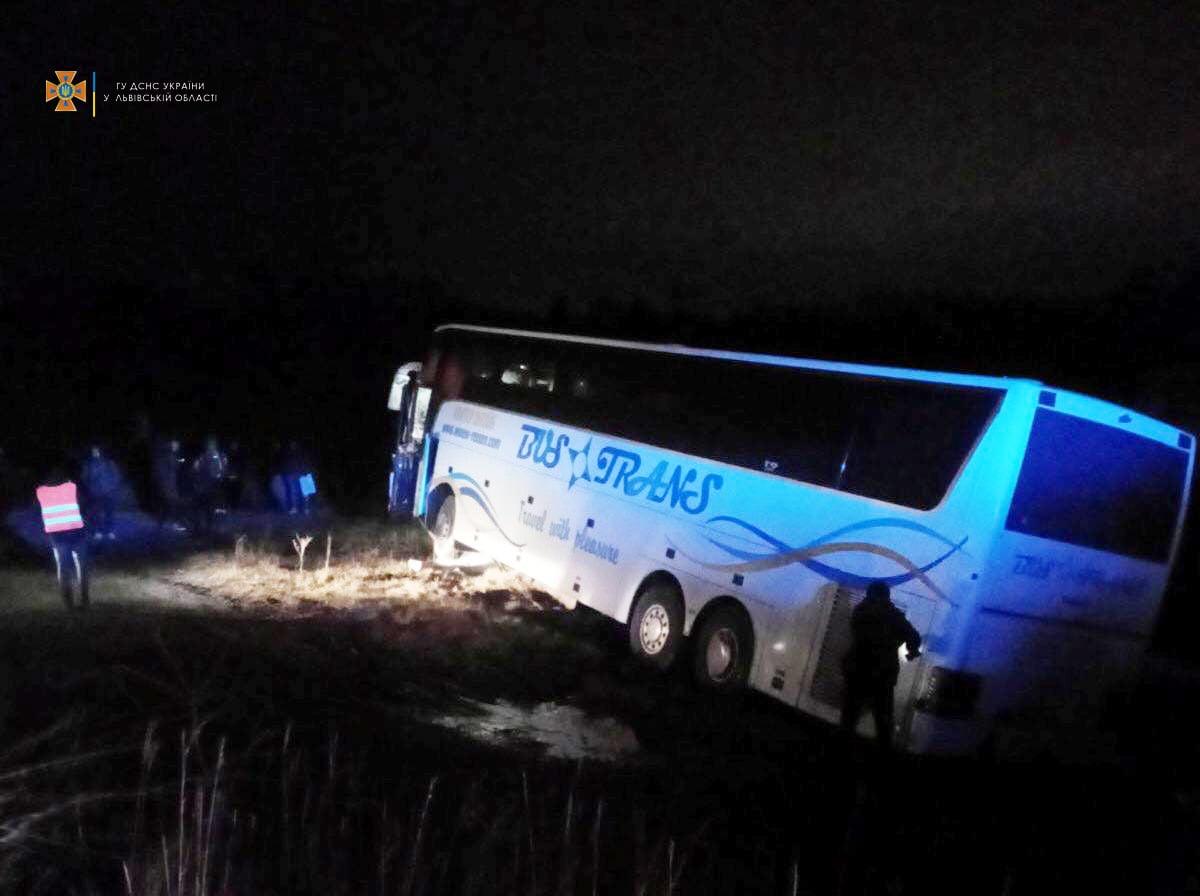 Туристичний автобус – у кюветі, авто – у відбійнику. Наслідки ДТП під Львовом