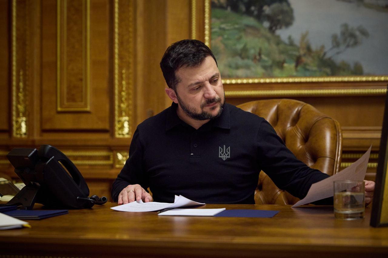 В Україні продовжили воєнний стан і мобілізацію. Зеленський підписав закони