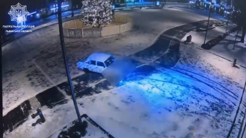 У центрі Львова молодик дрифтував на авто біля Оперного театру