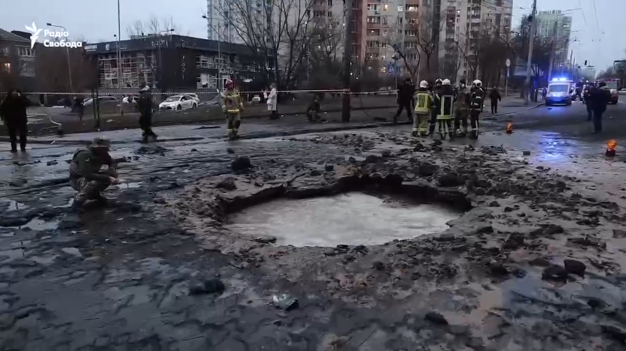 З'явилося відео величезної вирви у Києві після вибуху російської ракети