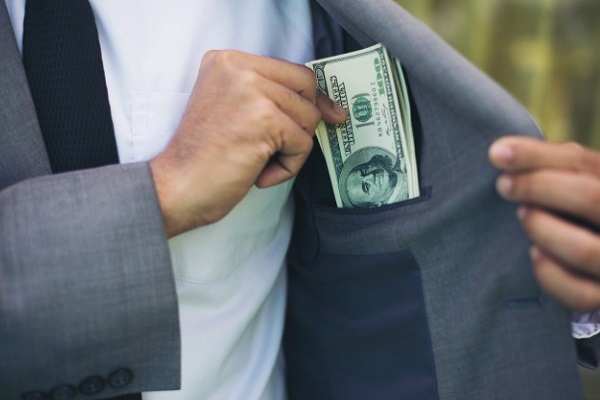Суд на Львівщині виправдав викладача, який за 400 доларів написав наукову роботу для студента