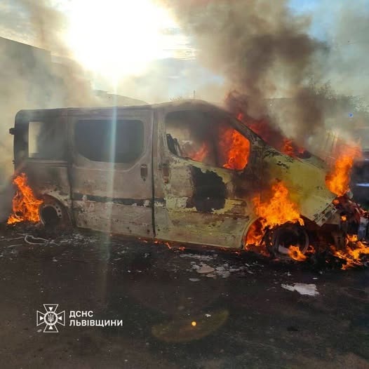 На Львівщині горів автомобіль: була загроза загоряння ще двох авто (фото)