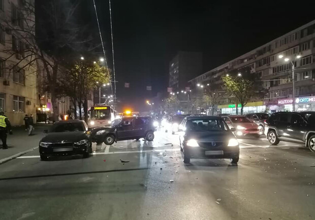 У Запоріжжі нічна автотроща: затримали водія, який протаранив одразу 11 авто