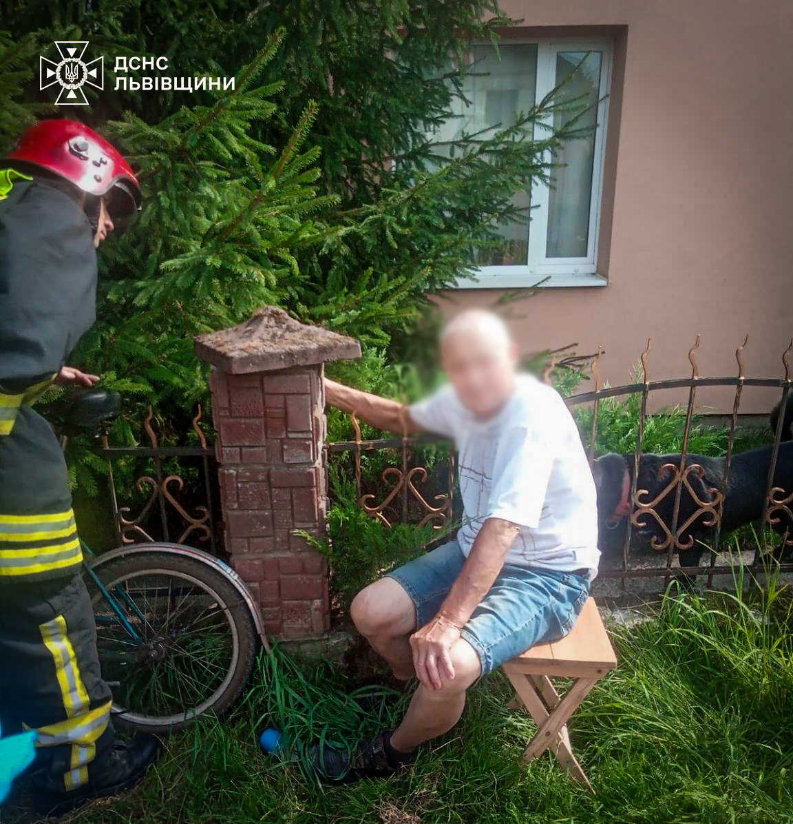 Впав на огорожу та проштрикнув плече: на Стрийщині рятували велосипедиста