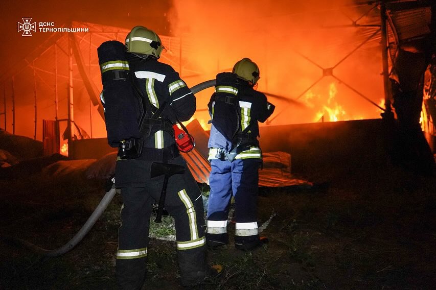На Тернопільщині виникла масштабна пожежа: горів деревообробний цех (фото)