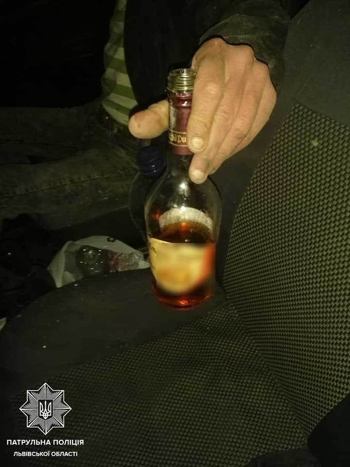 У Львові впіймали водія «під градусом» і відкоркованою пляшкою «міцного»