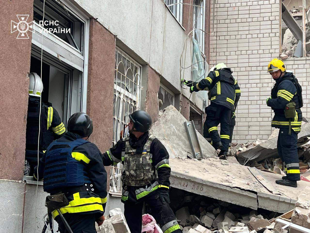 РФ вдарила по Чернігову трьома «Іскандерами»: вже 13 загиблих, 61 постраждалий