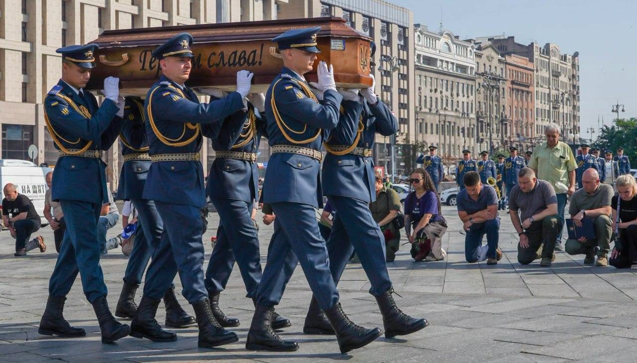 У Києві попрощалися з екіпажем Су-24М, який загинув під час виконання бойового завдання (ФОТОРЕПОРТАЖ)