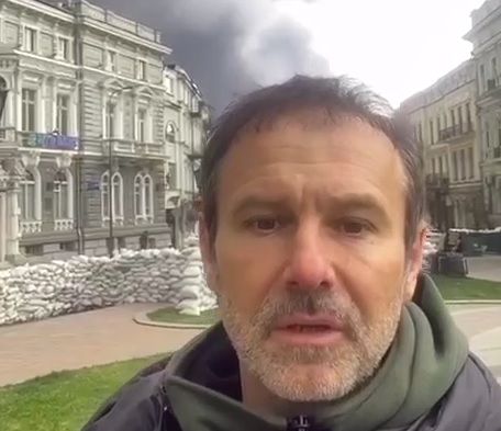 Прокинувся від вибухів. Святослав Вакарчук показав Одесу, яка й досі у диму
