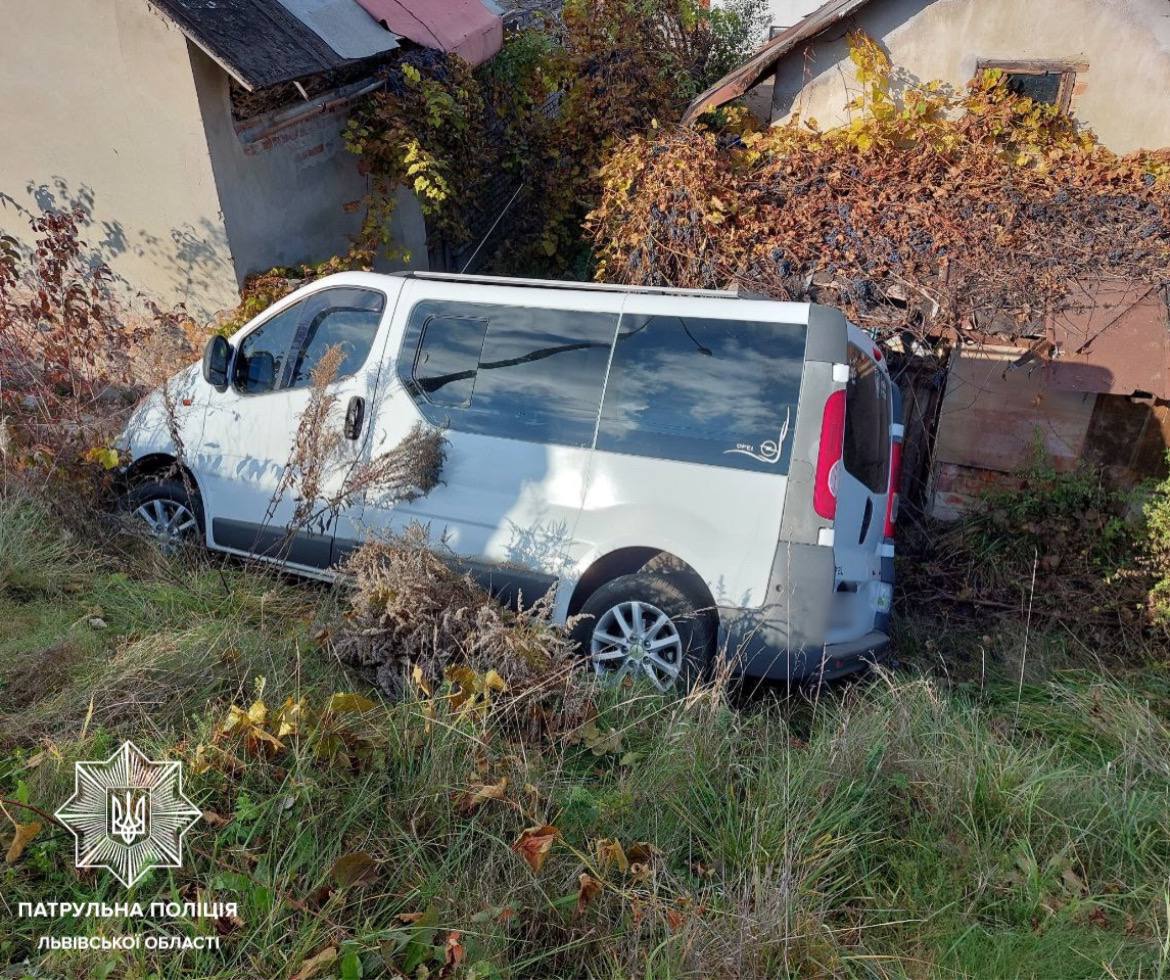 У Львові патрульний врятував життя 60-річному водієві, який потрапив в ДТП