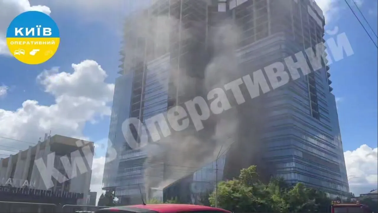 Пожежа біля Центрального РАЦСу в Києві: густий дим охопив Шевченківський район
