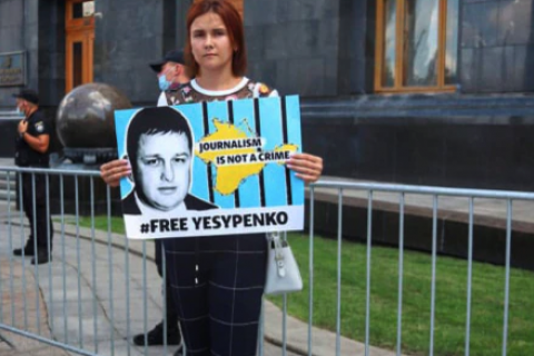 Одиночний пікет дружини арештованого в Криму політв’язня не помітили в Офісі президента
