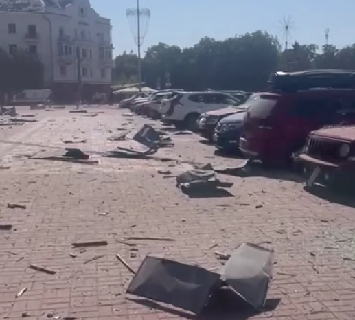 Росія вдарила по центру Чернігова балістичною ракетою. Є загиблі