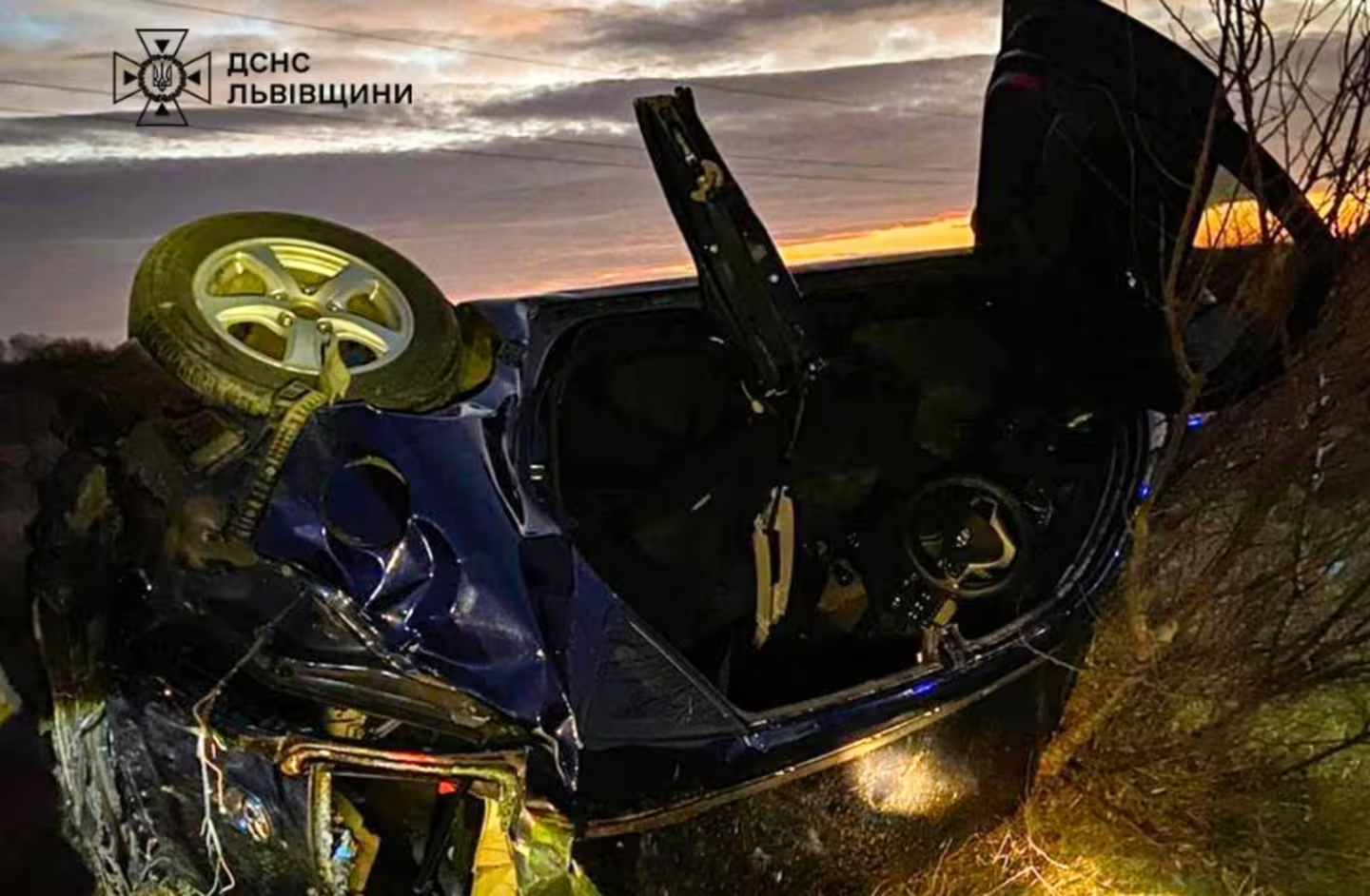 На Львівщині з розтрощених авто виймали людей (ФОТО)