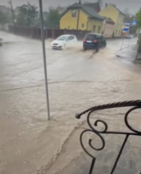 В Ужгороді сильна злива: місто перетворилось на Венецію (відео)