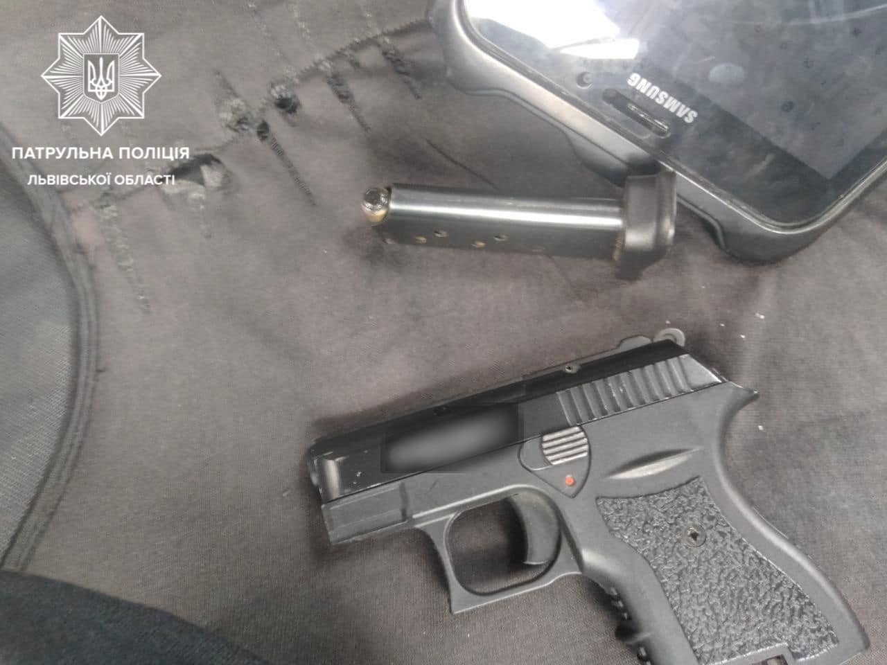 У Львові патрульні затримали водія з бойовим пістолетом