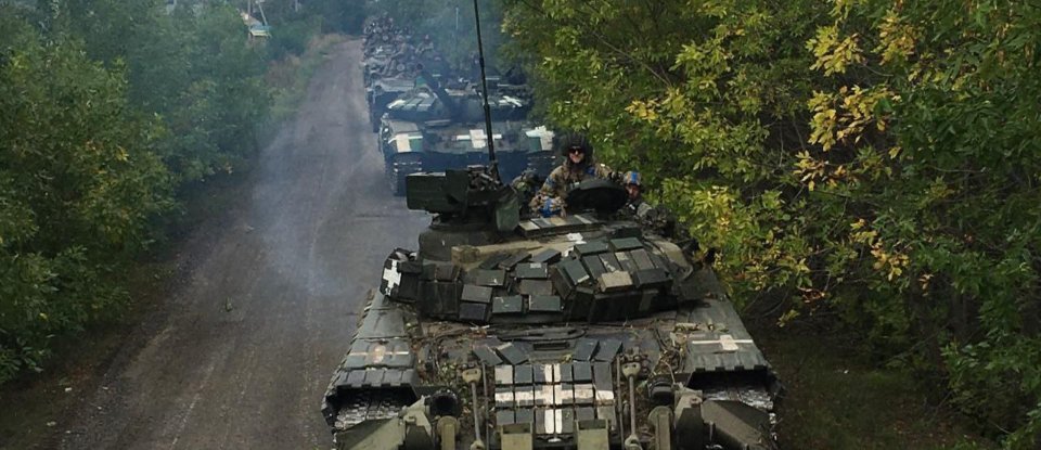 Із цим знаменом - перемога. Священник пояснив хрести на українських танках