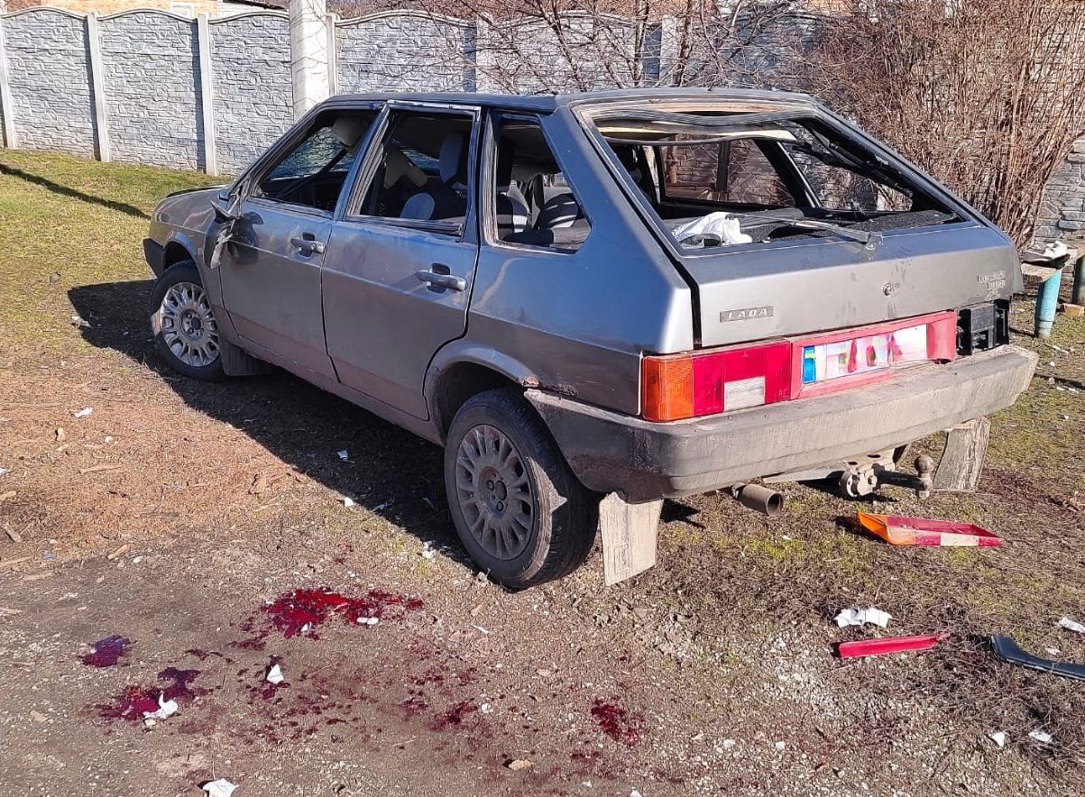 Окупанти влучили дроном у автівку з людьми на Дніпропетровщині