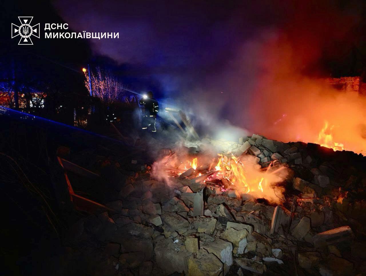 Росія атакувала дронами Миколаїв: рятувальники показали наслідки атаки (фото)