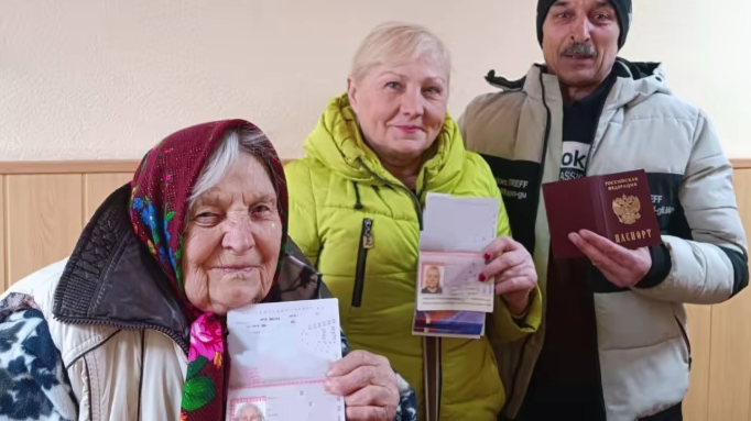 Окупанти роздають російські паспорти жителям Авдіївки