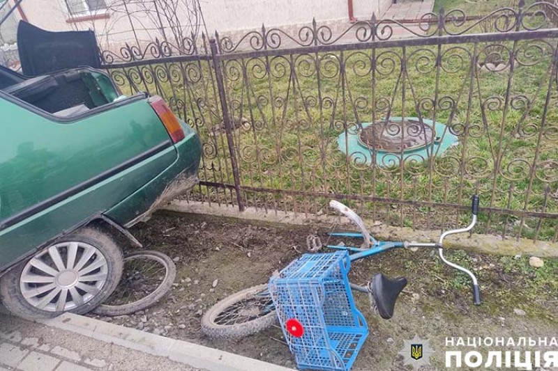 На Тернопільщині водій збив велосипедистку та втік: жінка померла