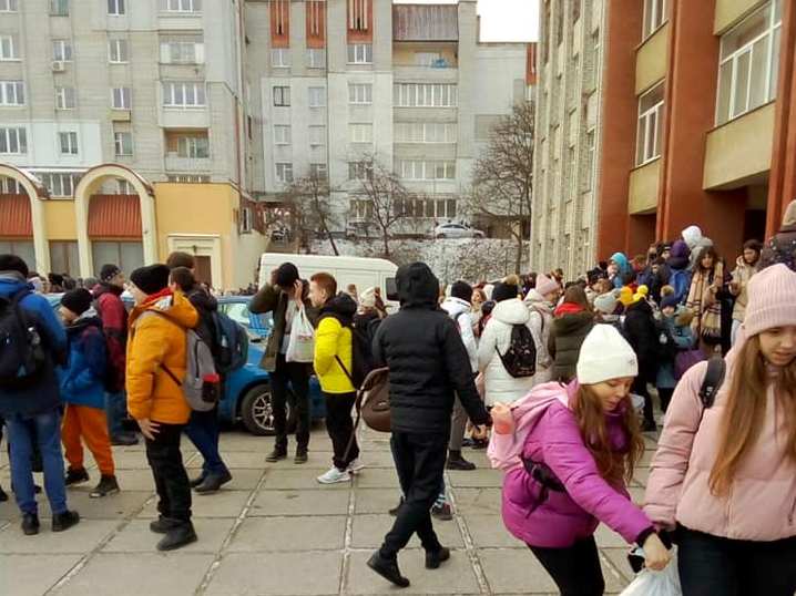 З львівської школи евакуювали учнів через повідомлення про замінування