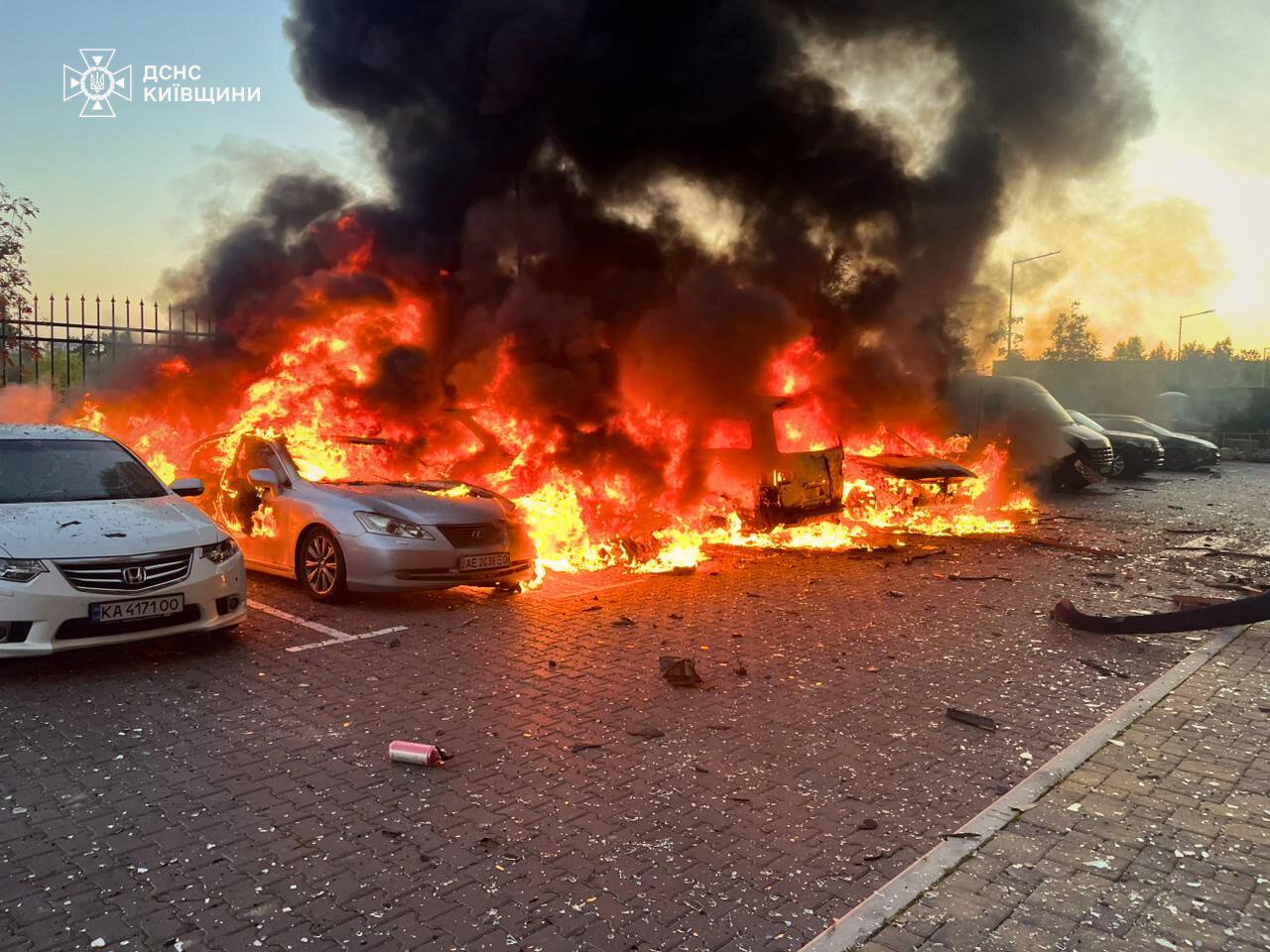 На Київщині внаслідок російської атаки горіли автомобілі та будинок (фото)