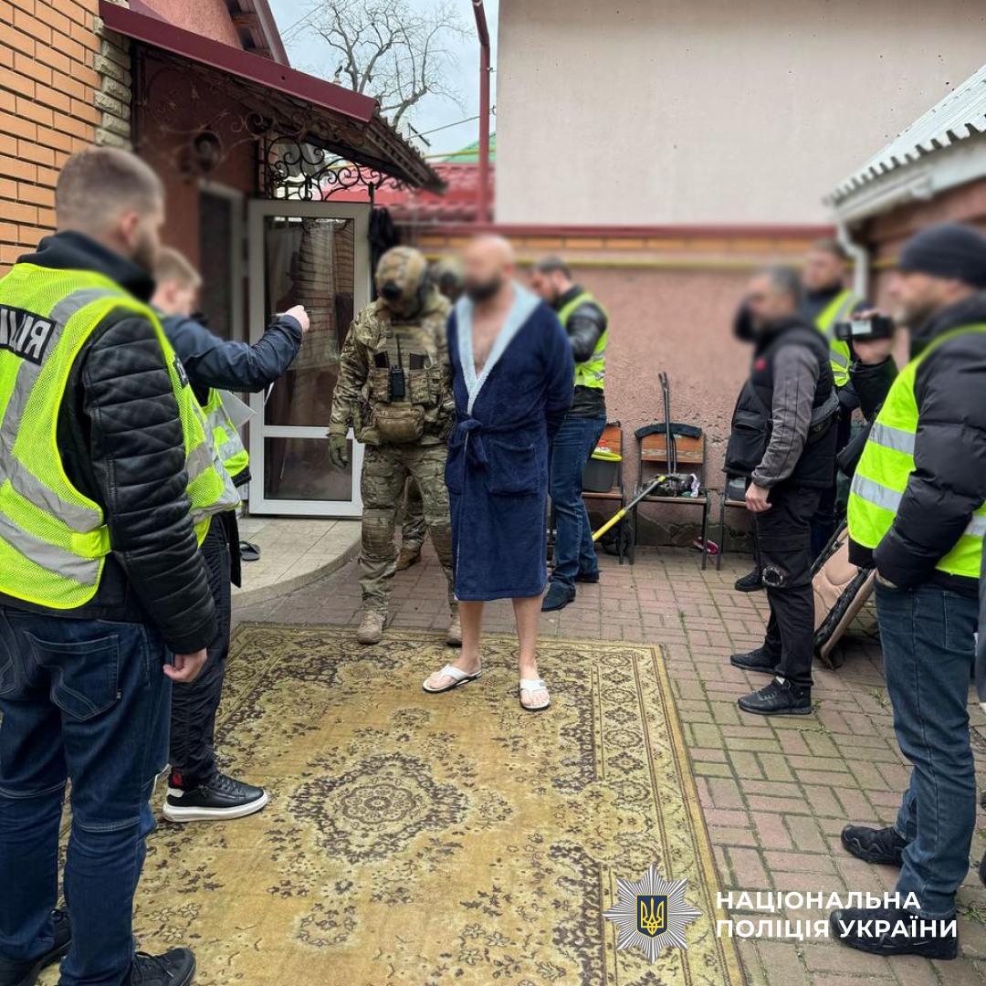 Обіцяв від 7 до 10 тисяч доларів за відверті фото: На Київщині затримали чоловіка, який вербував українок для сексуальної експлуатації за кордоном