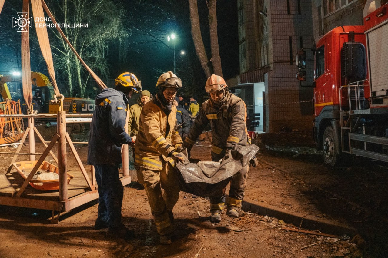 Під завалами будинку у Тернополі знайшли тіло ще однієї загиблої жінки (фото)
