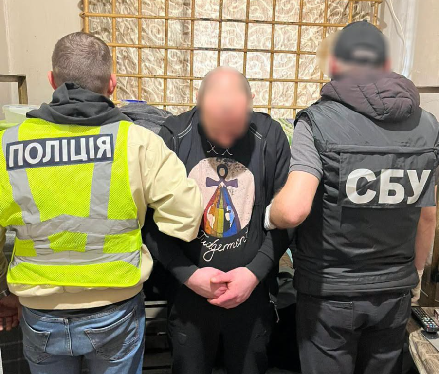 Продавав кулемети та вибухівку прямо з камери: на Львівщині судитимуть ув'язненого
