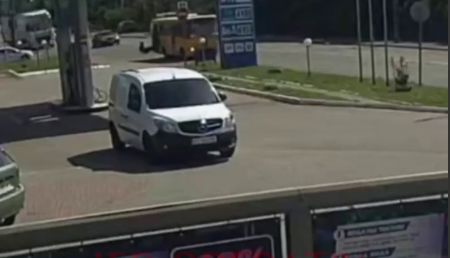 В Івано-Франківську жінка випала з маршрутки під час руху. Відео