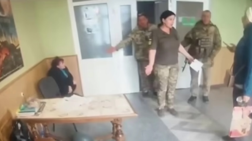 Побиття жінки чи провокація. Поліція розслідує скандальний інцидент у приміщенні ТЦК на Хмельниччині