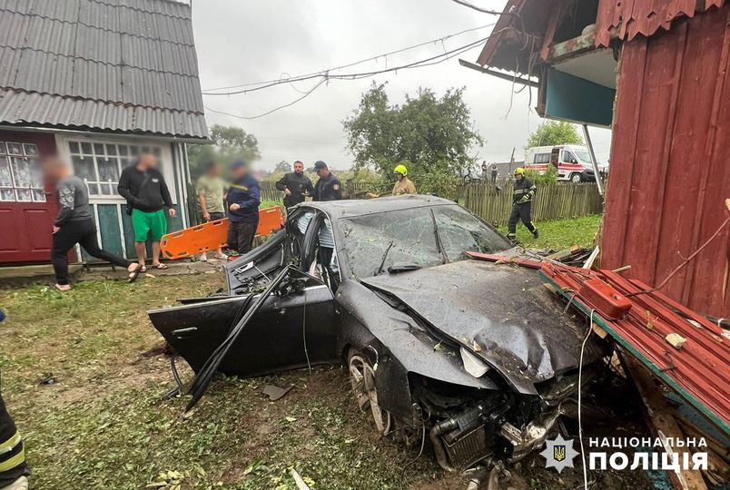 На Буковині автомобіль в’їхав в житловий будинок, загинула жінка