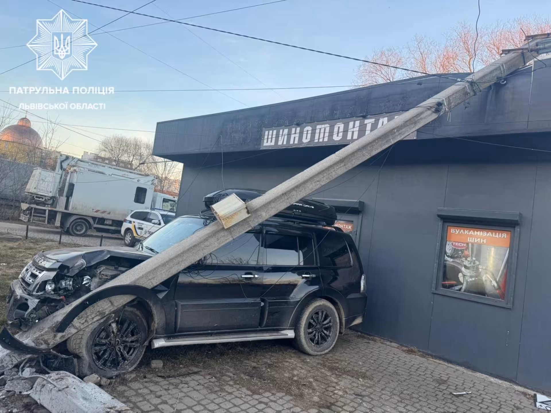 У Львові п’яний водій Mitsubishi протаранив електроопору та завалив її на будівлю шиномонтажу