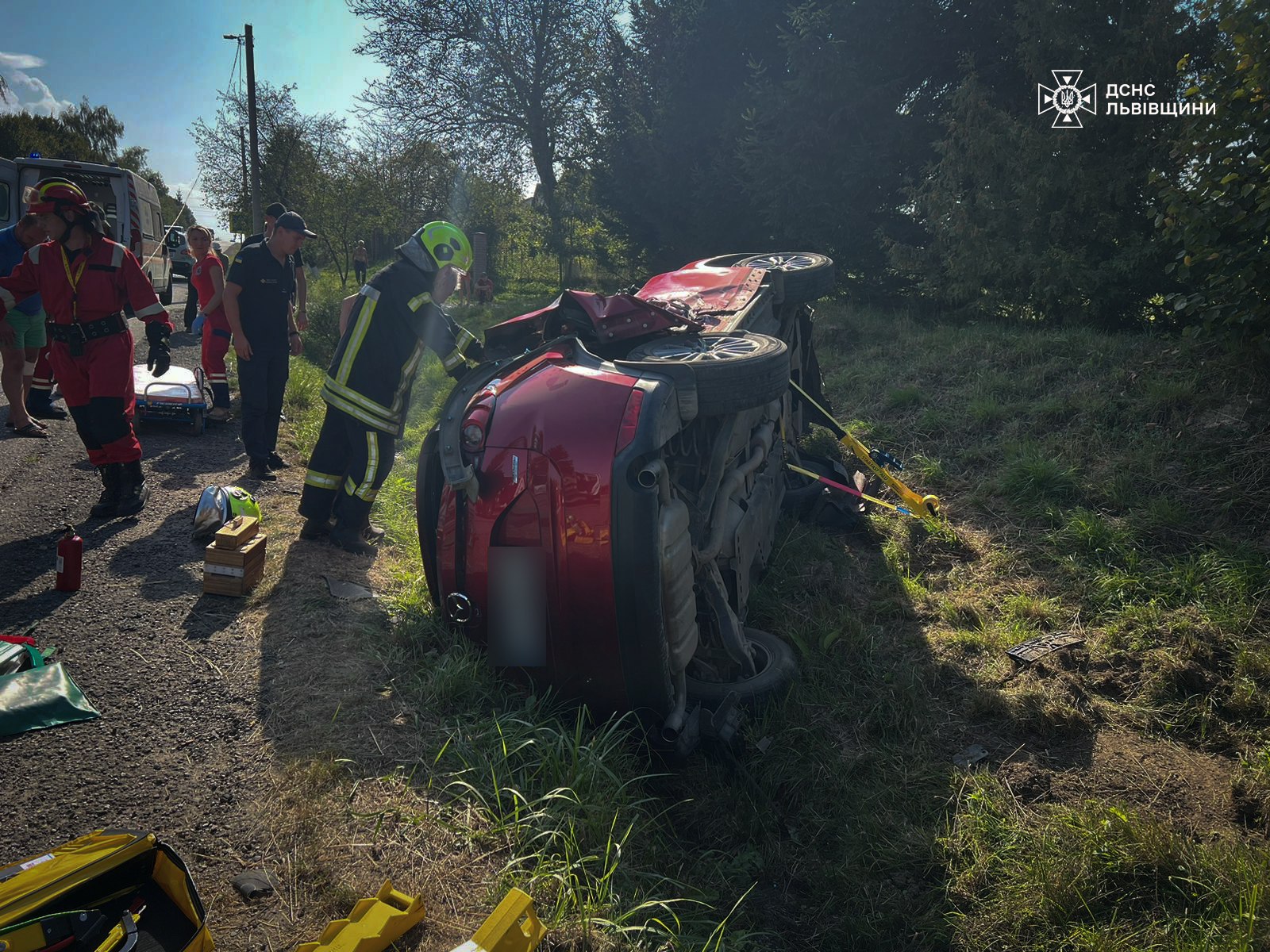 На Львівщині автівка злетіла у кювет і перекинулася