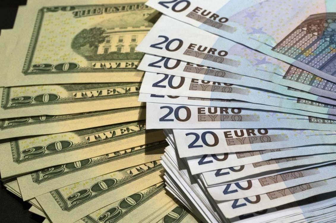 Долар дешевшає: Курс валют на 6 березня