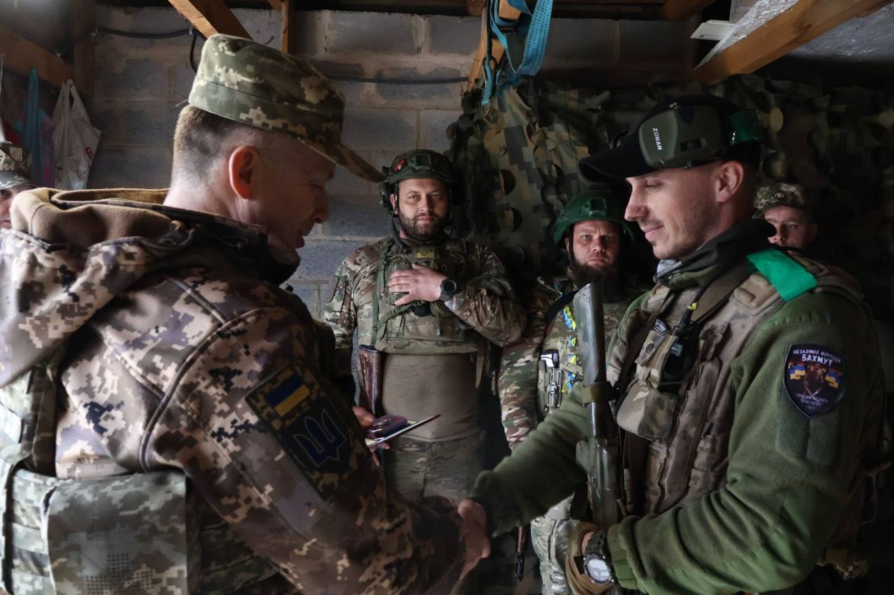 Контратакували у Бахмуті, відбили штурми біля Лиману, захопили полонених, - Сирський