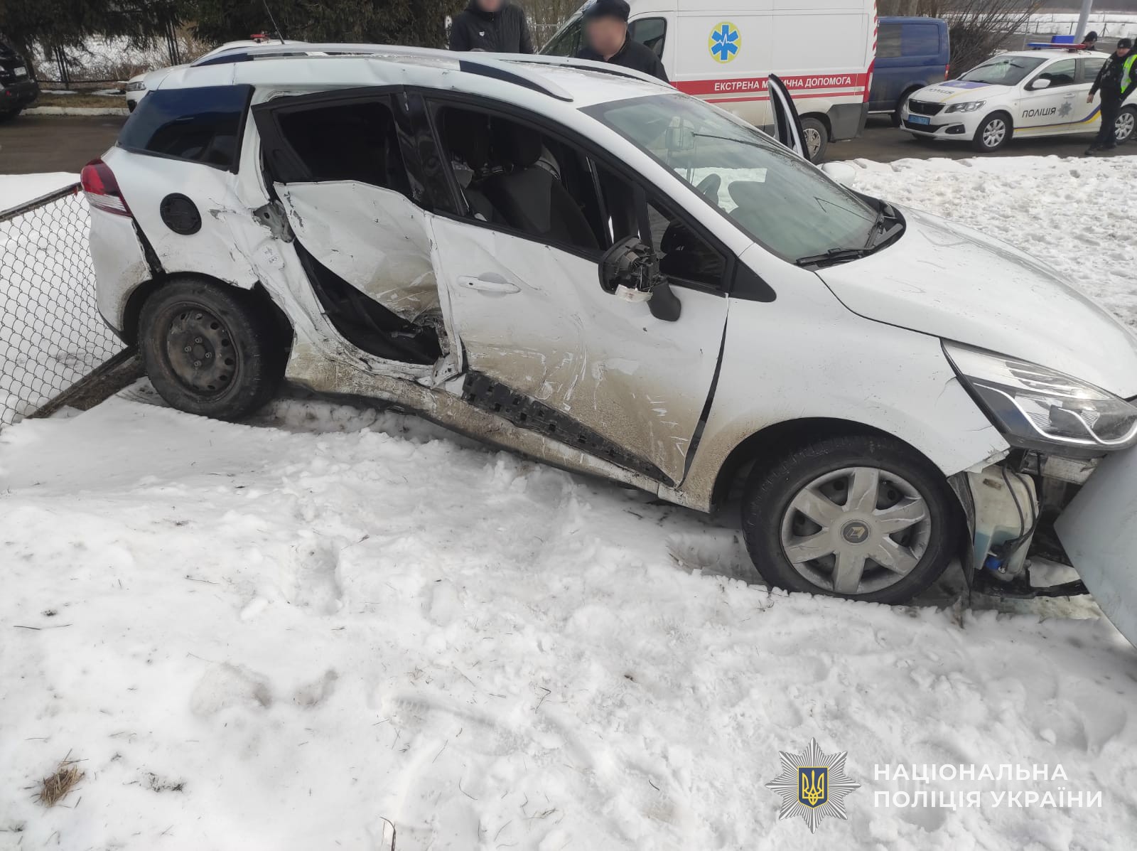На Львівщині біля заправки зіткнулися два авто: Є постраждалі (ФОТО)
