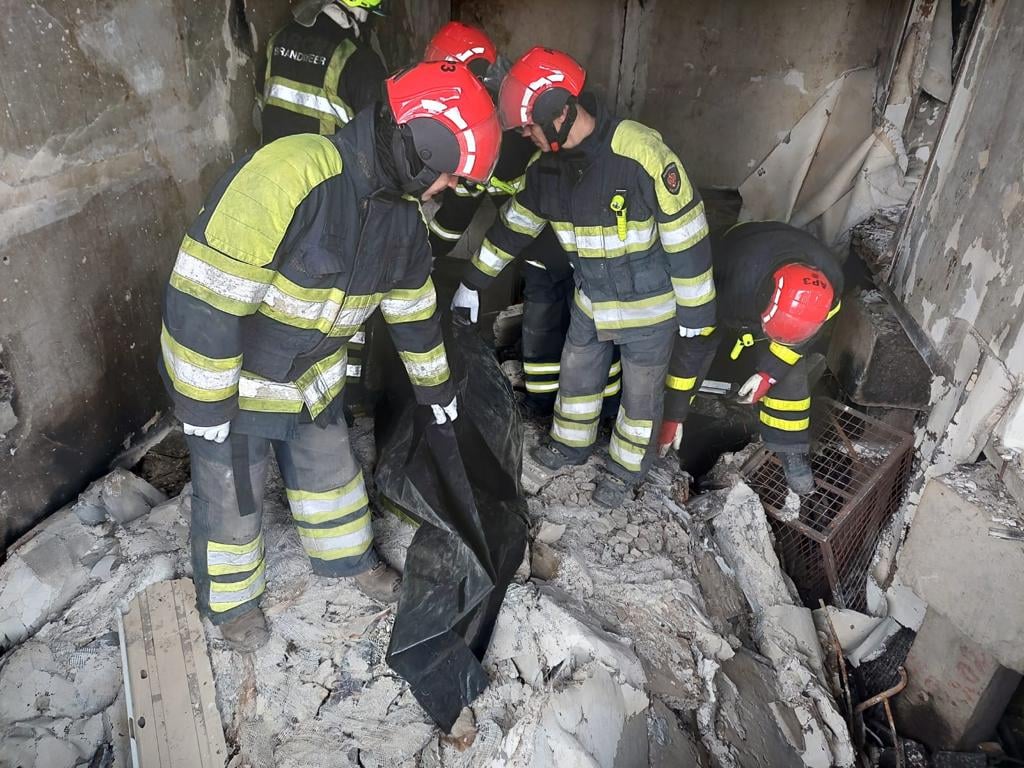 У Бородянці під завалами багатоповерхівок знайшли тіла людей