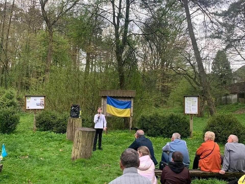 На Львівщині 10-річний хлопчик з Херсонщини збирає кошти для ЗСУ патрітичними піснями