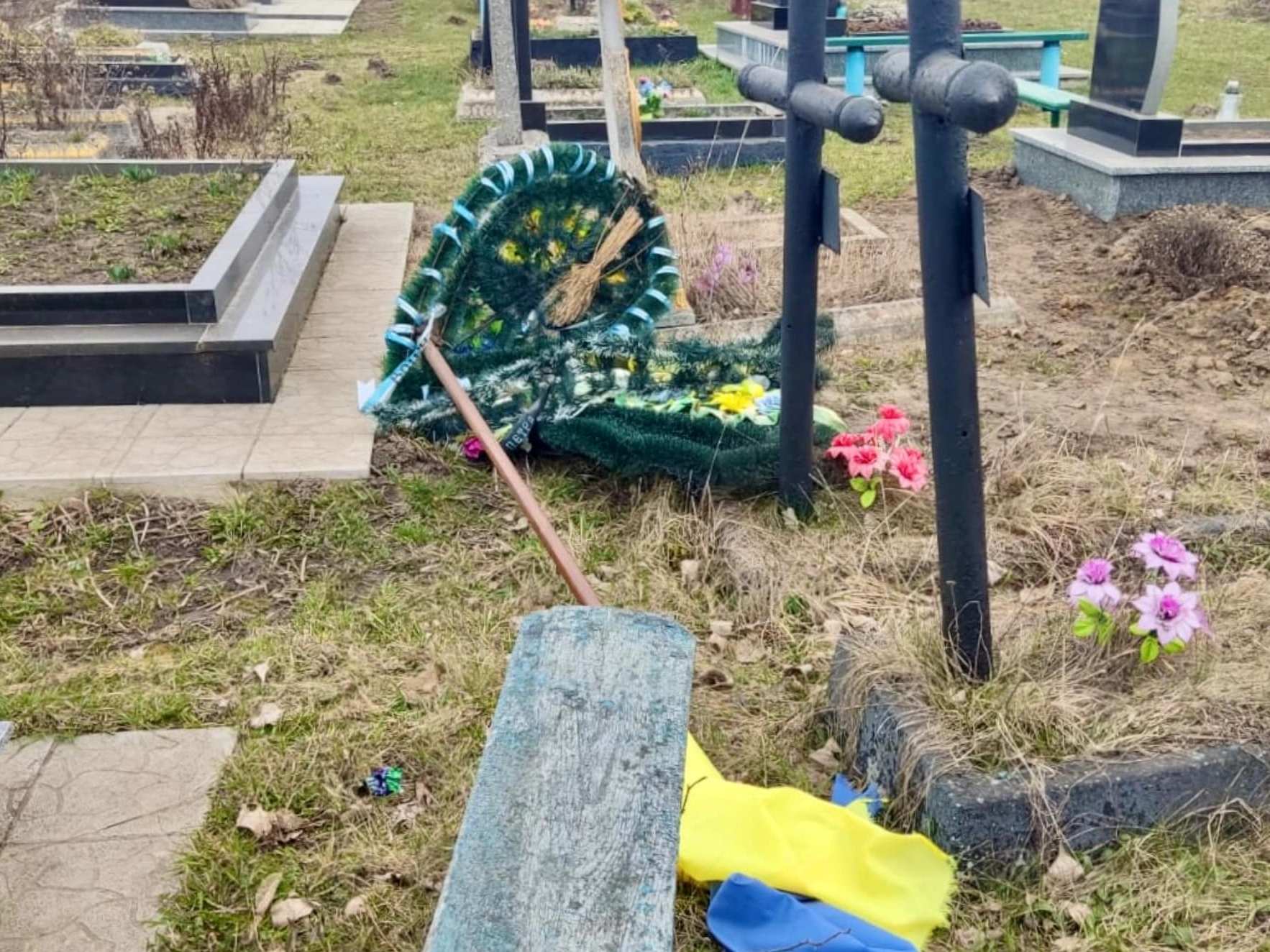 На Житомирщині чоловік через ревнощі пошкодив могилу військового