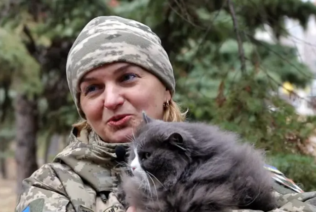 Не було з ким залишити вдома: волинянка мобілізувалася до війська разом із котом (відео)