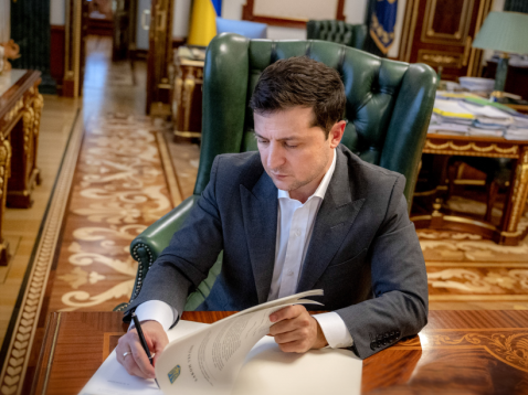 Зеленський відзначив державними нагородами 126 захисників України
