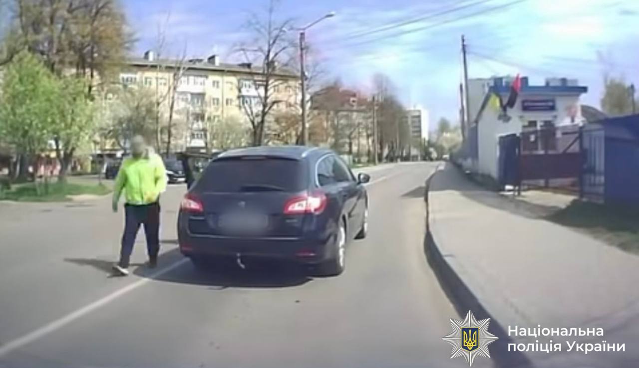 Конфлікт на дорозі переріс у кримінал: у Франківську водій зупинив жінку та вдарив її в обличчя