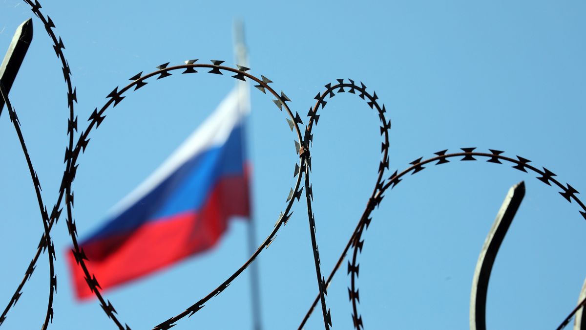 Найбільший банк Кіпру з 2022 року закрив тисячі рахунків росіян