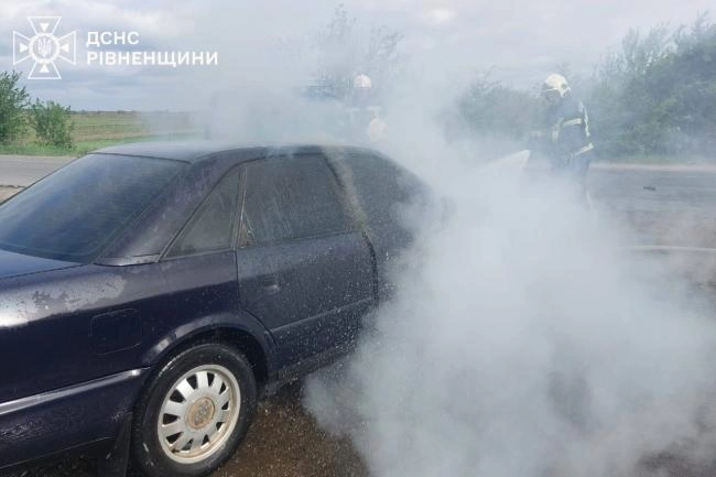 Невдала поїздка: на Рівненщині рятувальники гасили палаюче авто (фото)