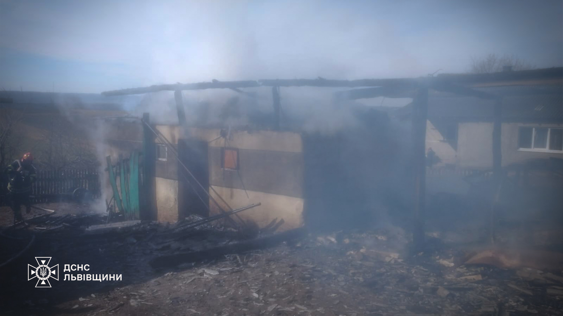 Пожежа на Золочівщині: надзвичайники рятували господарську будівлю та авто